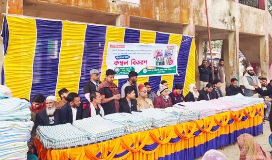 হোমনায় দুই শতাধিক শীতার্তের মাঝে কম্বল বিতরণ