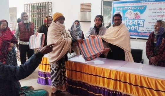 তানোরে অসহায় প্রতিবন্ধীদের মাঝে শীতবস্ত্র বিতরণ