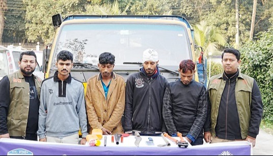 কুমিল্লায় দেশীয় অস্ত্রসহ ডাকাত চক্রের গ্রেপ্তার ৪