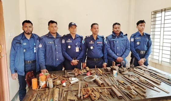 ঈদগড়ের পাহাড় থেকে অস্ত্র তৈরীর সরঞ্জাম উদ্ধার