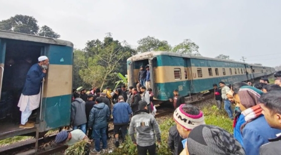কালীগঞ্জে চলন্ত ট্রেনের দুই বগি বিচ্ছিন্ন