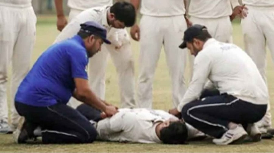 মাঠে হার্ট অ্যাটাক করে ক্রিকেটারের জীবন গেল