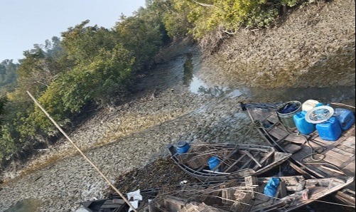 পূর্ব সুন্দরবনের তিনটি ডিংগি নৌকাসহ দুই জেলে আটক