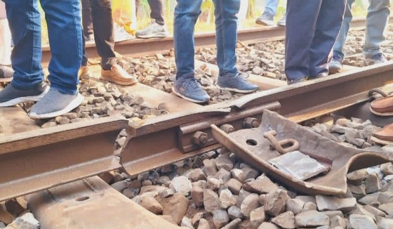 রেললাইন ভাঙার কারনে  দেরিতে আড়ানী ছাড়লো সিল্কসিটি