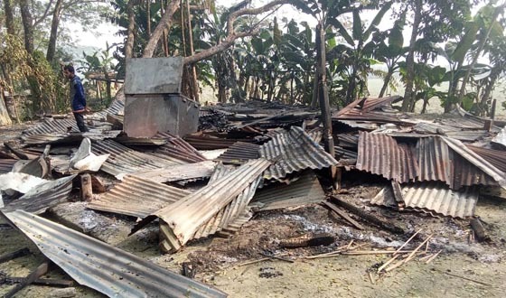 মেহেন্দীগঞ্জে ঘর পুড়িয়ে দেওয়ার অভিযোগ