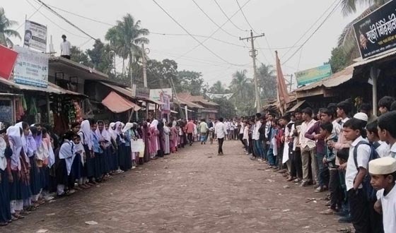 রামগতিতে এসএসসি শিক্ষার্থীদের সড়ক অবরোধ