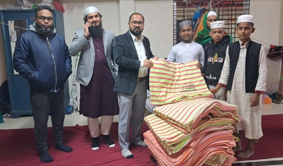 এতিম শিশুদের কম্বল দিলেন আমতলীর ইউএনও