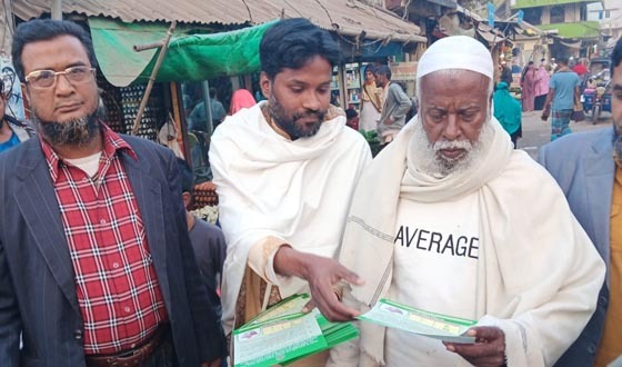 সেনবাগে গণমাধ্যমকর্মীদের লিফলেট বিতরণ
