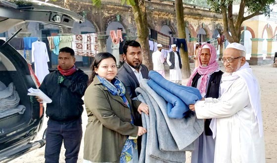 শীতার্ত মানুষের পাশে সৈয়দপুর উপজেলা নির্বাহী অফিসার