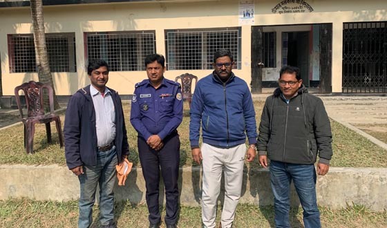 আগৈলঝাড়ায় ভোট কেন্দ্রে ঘুরে দেখেন ওসি মাসুদ