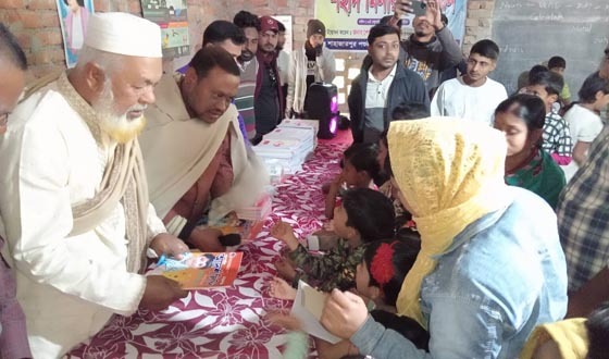 বিদ্যা বিকাশ কেন্দ্রে চিকিৎসা সেবা ও শিক্ষা উপকরণ বিতরণ