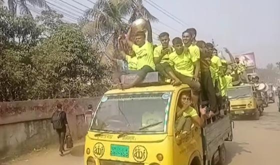 ফুলবাড়ীয়ায় গুটি নিয়ে বিজয়ীদের উল্লাস