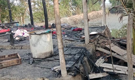 কয়রায় আগুনে পুড়ে গেছে বসত ঘরসহ আসবাবপত্র