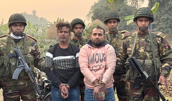 বগুড়ায় সেনাবাহিনীর অভিযানে অস্ত্রসহ গ্রেপ্তার ২