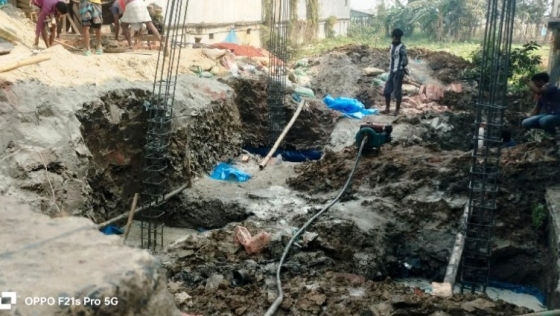 তানোরে ব্রীজের মুখ বন্ধ করে মার্কেট নির্মাণ