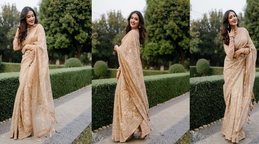 মায়ের শাড়ি পড়ে ক্যামেরার সামনে ফারিণ