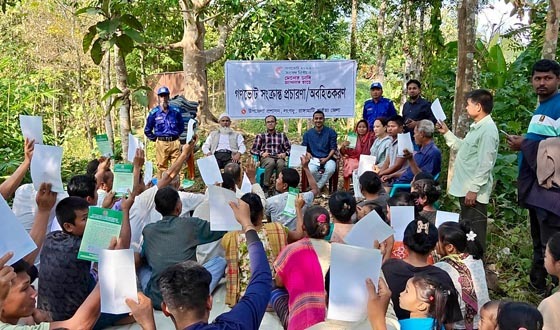 দুর্গম পাহাড়ে ইউএনও'র নির্বাচনী লিফলেট বিতরণ