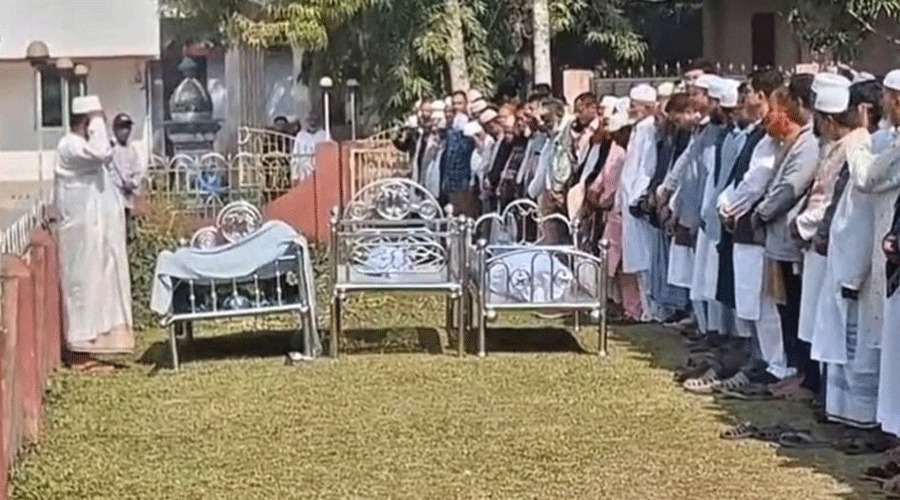 উত্তরায় অগ্নকিান্ডে মৃত্যু: স্বামী-স্ত্রী ও সন্তানরে একই সঙ্গে দাফন