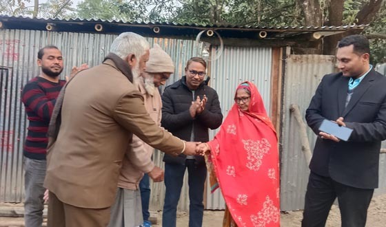 গোমস্তাপুরে অসহায় নারীর পাশে স্বেচ্ছাসেবী সংগঠন