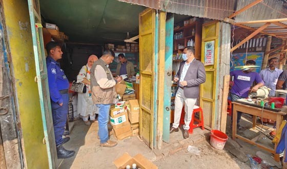 শৈলকুপায় মেয়াদোত্তীর্ণ কীটনাশক রাখায়  জরিমানা