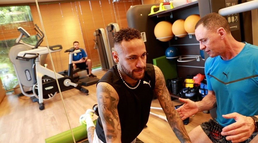 বিশ্বকাপ স্কোয়াডে জায়গা পেতে কঠোর প্রস্তুতি নিচ্ছেন নেইমার