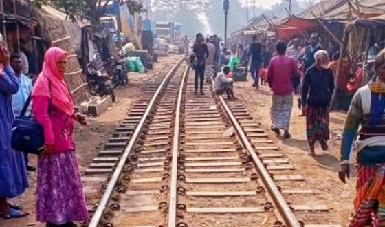 সৈয়দপুরে রেলপথে ঝুকিতে ট্রেন চলাচল