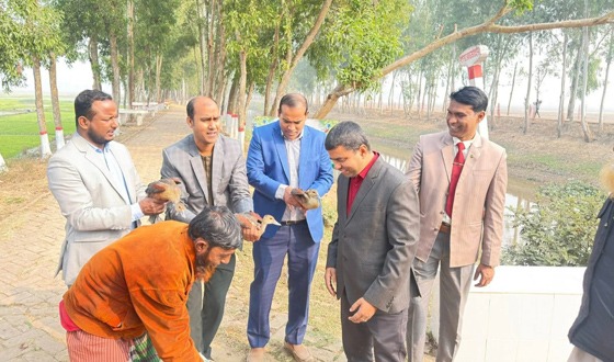 রাণীনগরে পাখি উদ্ধার করে অবমুক্ত করলেন ইউএনও