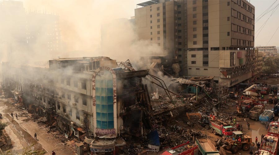 করাচির গুল প্লাজায় আগুনে মৃত্যু বেড়ে ৬১, এক দোকানেই মিলল ৩০ অগ্নিদগ্ধ মরদেহ