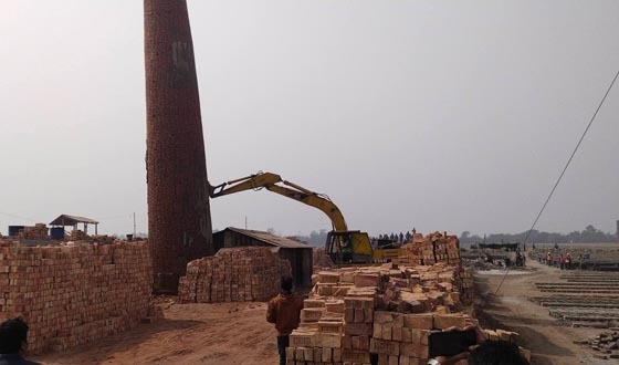 পাইকগাছায় ইটভাটা সহ কয়লার চুল্লী গুড়িয়ে দিয়েছে প্রশাসন