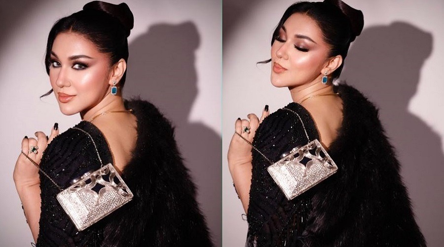 কালো পোশাকে ভক্তদের দৃষ্টি কাড়লেন অপু