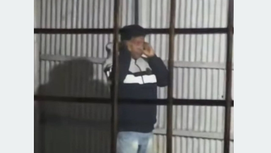 রাজশাহীতে কান ধরিয়ে দাঁড় করিয়ে রাখা হলো পুলিশকে