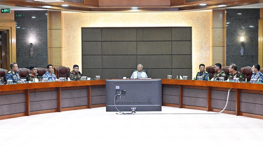 সশস্ত্র বাহিনীকে নিরপেক্ষতার সঙ্গে দায়িত্ব পালনের নির্দেশ প্রধান উপদেষ্টার