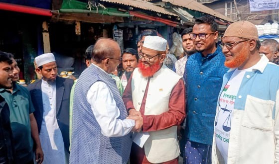 চাঁদপুর পুরান বাজারে দাঁড়িপাল্লা ও ‘হ্যাঁ’ ভোটের পক্ষে গণসংযোগ