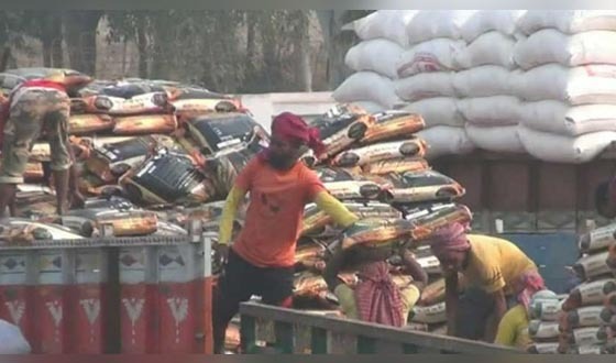 হিলিতে চালের দাম কমেছে কেজিতে ৮ টাকা