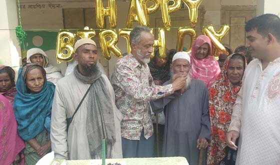 ধামইরহাটে ভিক্ষুকদের মেহমান বানিয়ে জন্মদিন পালন