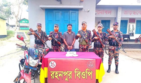 গোমস্তাপুরে হিরোইনসহ আটক ১