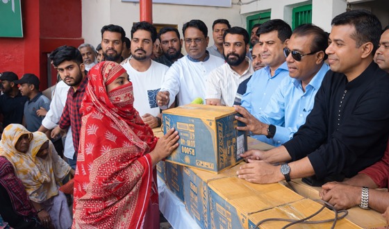ব্যক্তিগত উদ্যোগে অসহায় মানুষদের ঈদ ইপহার সামগ্রী বিতরণ