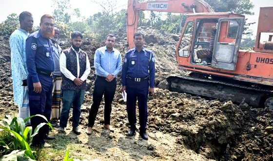 হোমনায় কৃষি জমরি মাটি কাটায় দুই ব্যক্তিকে জরিমানা