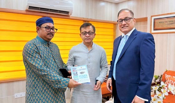 ফোয়াব'র পক্ষ থেকে বাণিজ্য মন্ত্রীকে প্রকাশনা গ্রন্থ হস্তান্তর