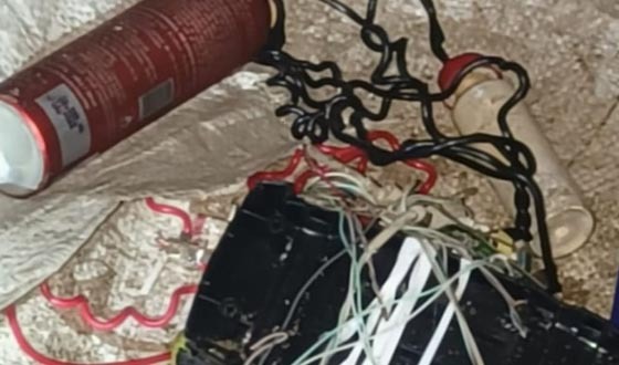 দৌলতপুরে বোমা সাদৃশ বস্তু উদ্ধার করেছে পুলিশ