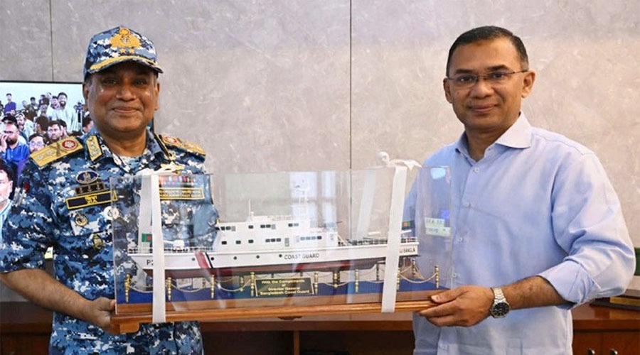 প্রধানমন্ত্রীর সঙ্গে কোস্টগার্ডের মহাপরিচালকের সাক্ষাৎ