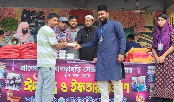 খাগড়াছড়িতে সেচ্ছাসেবী পরিবারের পক্ষ ইফতার সামগ্রী বিতরণ