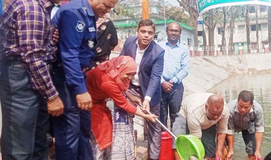 চিরিরবন্দরে পোনা মাছ অবমুক্ত