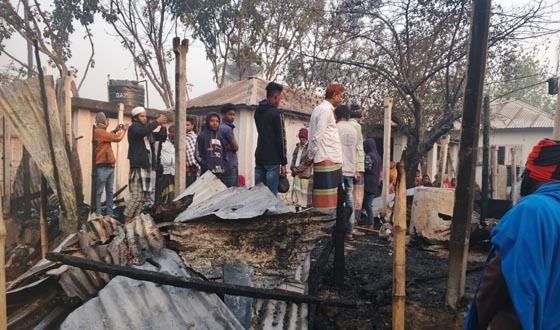 দৌলতপুরে কৃষকের বসতবাড়ি পুড়ে ছাই, দিশেহারা পরিবার