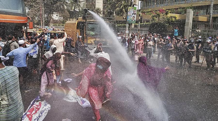 সুদসহ টাকা ফেরতের দাবিতে কেন্দ্রীয় ব্যাংকের সামনে আমানতকারীদের বিক্ষোভ