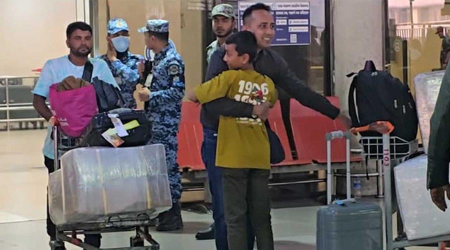 বিশেষ ফ্লাইটে দেশে ফিরলেন দুবাইয়ে আটকে পড়া ১৮৯ বাংলাদেশি