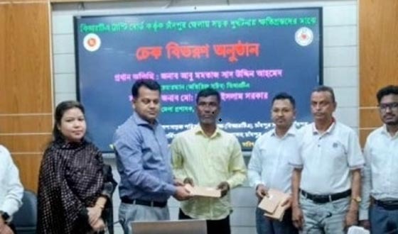 চাঁদপুরে সড়ক দুর্ঘটনায় ক্ষতিগ্রস্তদের বিআরটিএর আর্থিক সহায়তা প্রদান