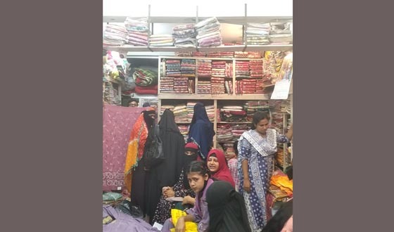 বাজিতপুরে ফুটপাতে দোকান বসার কারণে জনদুর্ভোগ