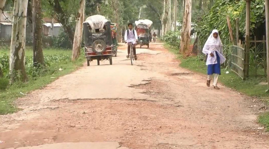 চাহিদার তুলনায় কম বরাদ্দে ব্যাহত হচ্ছে গ্রামীণ সড়ক মেরামত কার্যক্রম