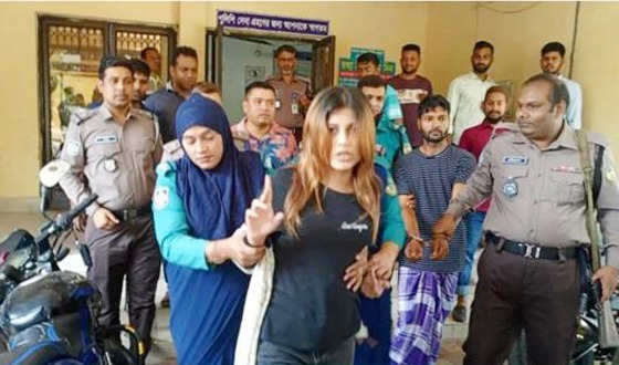 বরিশালে হানিট্র্যাপ চক্রের নারী সদস্যসহ গ্রেপ্তার ২